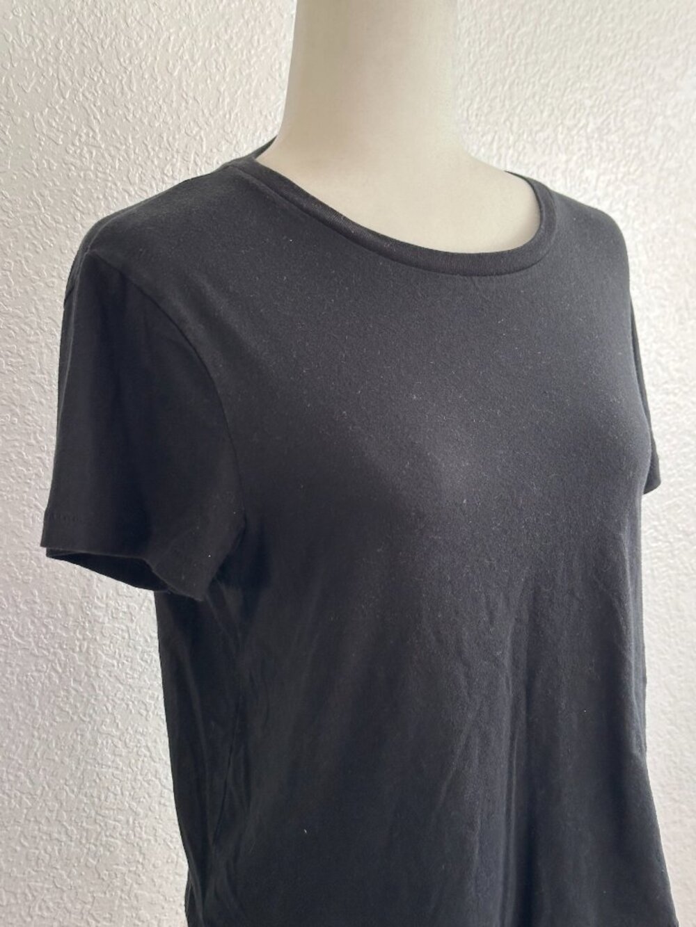 Universal Thread Black Tee Size Medium Soft Cotton Basic Short Sleeve Everyday - Picture 3 of 7